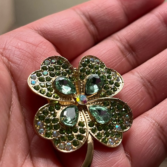 4 leaf Clover Gold tone and Rhinestones Brooch - Picture 3 of 4